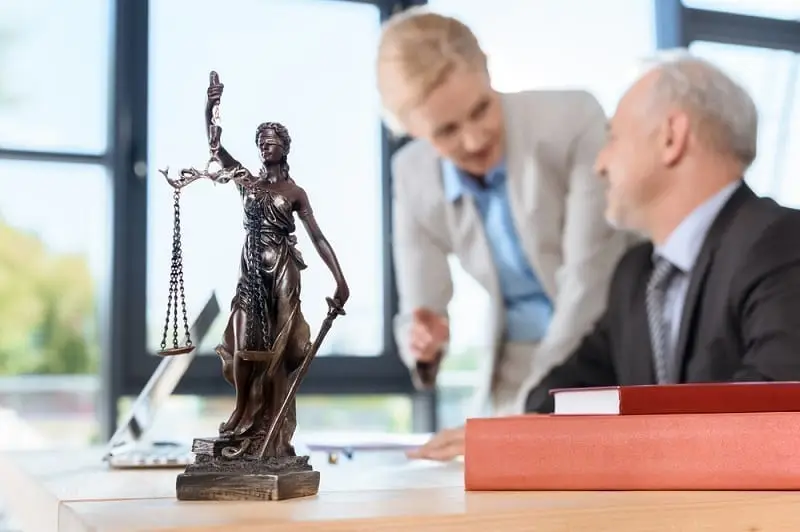 derecho inmobiliario abogados hablando
