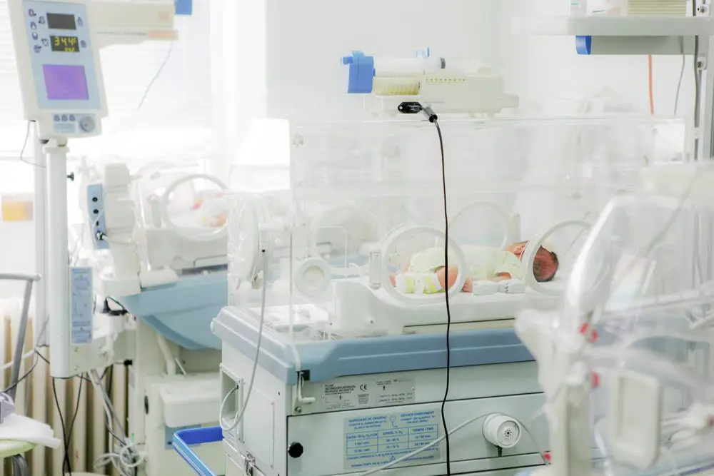 Bebe recién nacido en la incubadora del hospital - indemnización por intercambio bebe
