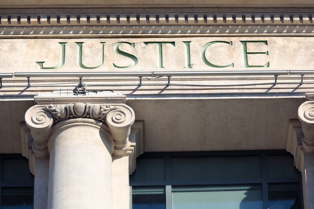 Firma de justicia en un edificio del juzgado - Sobrino se apropia de herencia