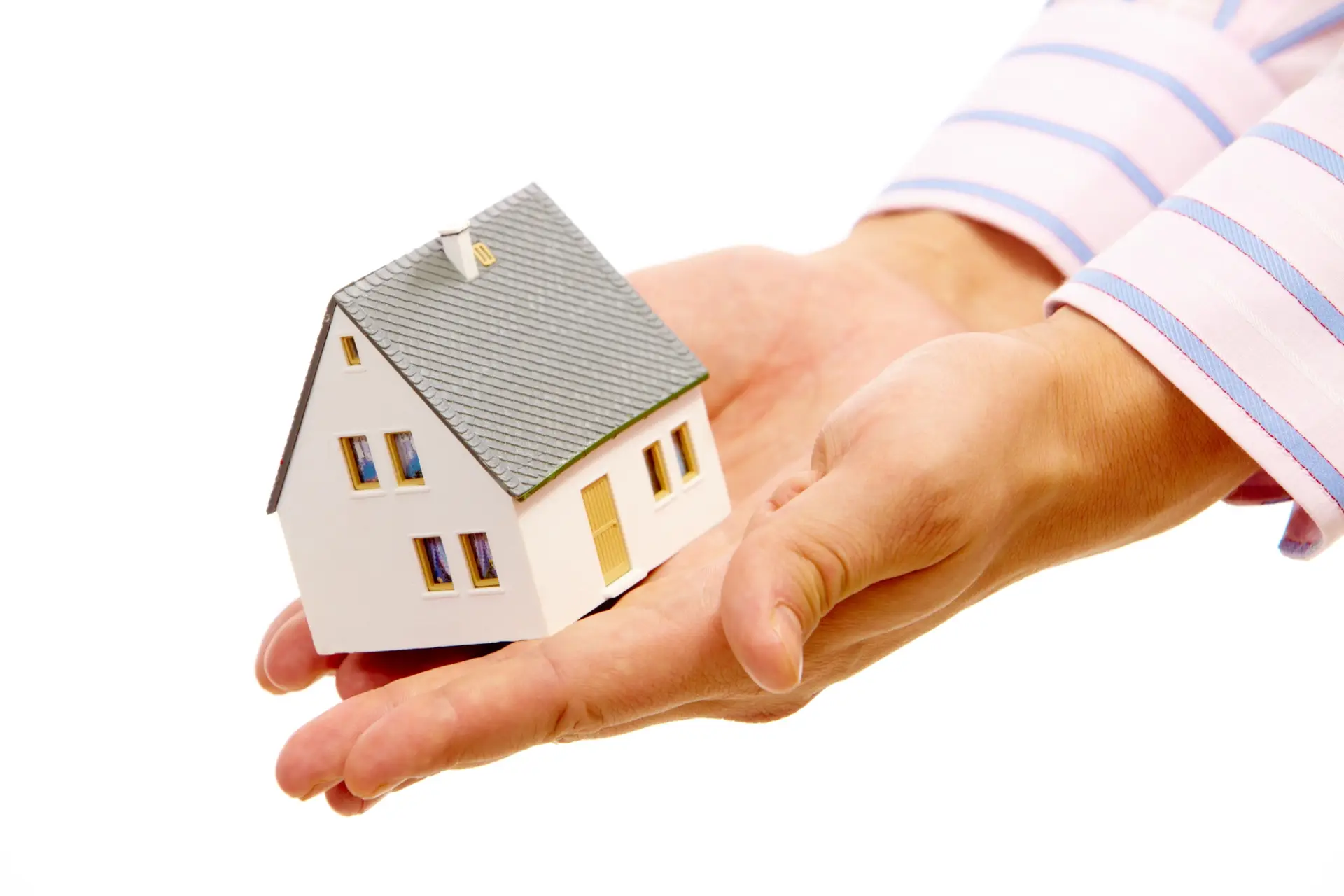 De hypotheek is een rechtsinstrument dat de nakoming van bepaalde contractuele verplichtingen tussen twee of meer partijen waarborgt. Het gaat hierbij onder meer om vastgoedleningen, waarbij de te kopen woning zelf, of een andere woning, door de schuldenaar als zekerheid aan de schuldeiser wordt verstrekt. Bij dit type financiering wordt een bepaald bedrag betaald in vooraf overeengekomen termijnen, met een toeslag van bepaalde rente. Deze rente blijft ongewijzigd totdat de lening volledig is afgelost. En indien de schuldenaar niet aan zijn verplichtingen voldoet, is de schuldeiser wettelijk bevoegd om beslag te leggen op het onroerend goed. De vaste hypotheek en haar kenmerken De stabiliteit die de vaste hypotheek biedt, is ongetwijfeld wat velen verkiezen wanneer ze hun geld met zekerheid voor de toekomst willen budgetteren. Er zijn echter enkele kenmerken waarmee rekening moet worden gehouden en die niet iedereen even positief ziet, zoals: De termijnen zijn doorgaans hoger dan bij een hypotheek met variabele rente.De rente die in de aflossingen is inbegrepen, is ook hoger. Het toepassen van dit systeem betekent dus dat er hogere bedragen moeten worden betaald in maand-, halfjaar- of jaarlijkse termijnen, afhankelijk van wat vooraf is overeengekomen. Dit zonder dat u op enigerlei wijze wordt beïnvloed door de schommelingen van de referentie-index die bekend staat als de Euribor.Rentetarieven bij hypotheken Als u ooit een hypothecaire lening heeft gehad, bent u waarschijnlijk al bekend met de termen die verband houden met de rente. Maar als dat niet het geval is, laten we u weten dat deze meestal worden weergegeven met de TIN en de TAE, die vooral verband houden met de vaste hypotheek. Maar laten we eens kijken wat deze inhouden: TIN: Deze afkorting staat voor Tipo de Interés Nominal (nominale rentevoet). Kort gezegd houdt deze rentevorm een vaste betaling in die wordt toegepast op het geleende bedrag door de bank die de lening verstrekt. Dit is afhankelijk van het concept van betaling voor de betreffende toekenning. TAE: Dit verwijst naar het jaarlijks equivalent tarief, ook wel het jaarlijks effectief tarief genoemd. Bij de berekening hiervan wordt rekening gehouden met de nominale rente van de kredietverstrekking, de transactiekosten, bepaalde operationele kosten en de frequentie van de betalingen. Dit dient om de aanbiedingen op de markt te vergelijken. Gemengd tarief: Deze rentevorm houdt een optionele combinatie in van vaste en variabele tarieven. Een voorbeeld hiervan zou de toepassing van vaste waarden tijdens de eerste jaren van de lening kunnen zijn, om daarna het variabele tarief toe te passen.Deze elementen zijn erg belangrijk bij het beoordelen van wat de markt te bieden heeft voor uw grootste voordeel, waarbij het raadzaam is om u te laten bijstaan door vastgoedspecialisten. Dus als u van plan bent om een hypothecaire lening af te sluiten, kunt u zich het beste hiermee vertrouwd maken.Voorwaarden voor het afsluiten van een hypotheek in Spanje Of u nu een hypotheek met vaste of variabele rente wilt afsluiten, er zijn een aantal voorwaarden waaraan u in beide gevallen moet voldoen. Het gaat om bepaalde voorwaarden waarmee u voldoet aan het minimumprofiel dat door de financiële instellingen wordt vereist. En daaronder vallen:Een spaartegoed hebben van ten minste 30% van de totale waarde van de aan te kopen woning (hoewel er uitzonderlijke gevallen zijn waarbij lagere bedragen gelden).Voldoende inkomen hebben om de aflossingen van de lening te kunnen betalen.Een stabiele inkomstenbron hebben, zoals bijvoorbeeld een vaste baan. Daarnaast is het ook belangrijk dat je een goede kredietgeschiedenis hebt bij je bank. En tegelijkertijd de door de