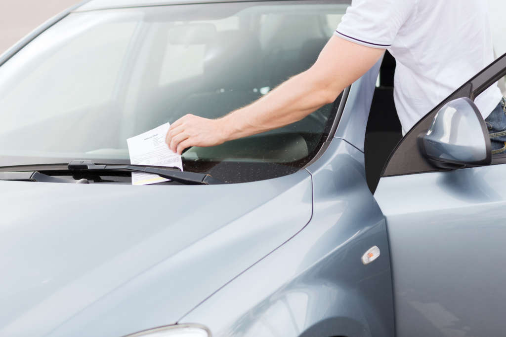 Billete de estacionamiento en el parabrisas del coche